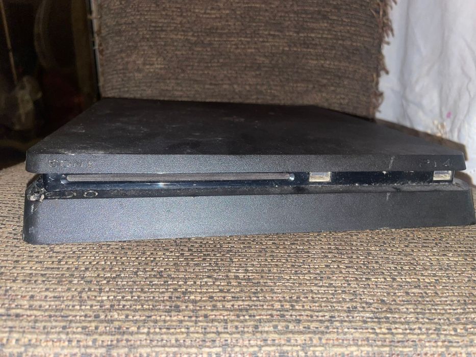 PlayStation 4 com 4 jogos a escolher sem comando