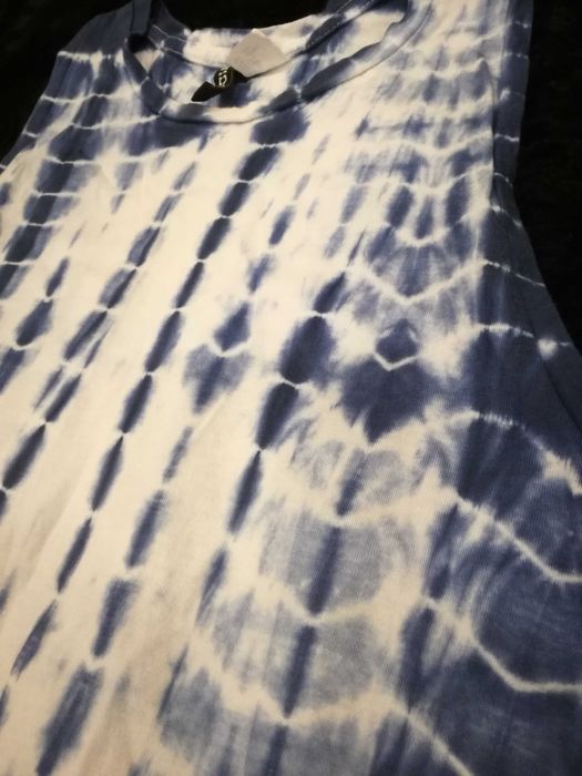 Narzutka z długimi frędzlami na plażę tunika h&m xs biała granatowa