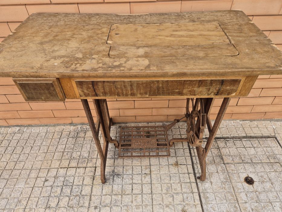 Máquina de costura OLIVA, com manual