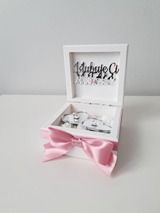 Białe pudełko na koperty obrączki Lustrzane srebrne napisy pleksi plex