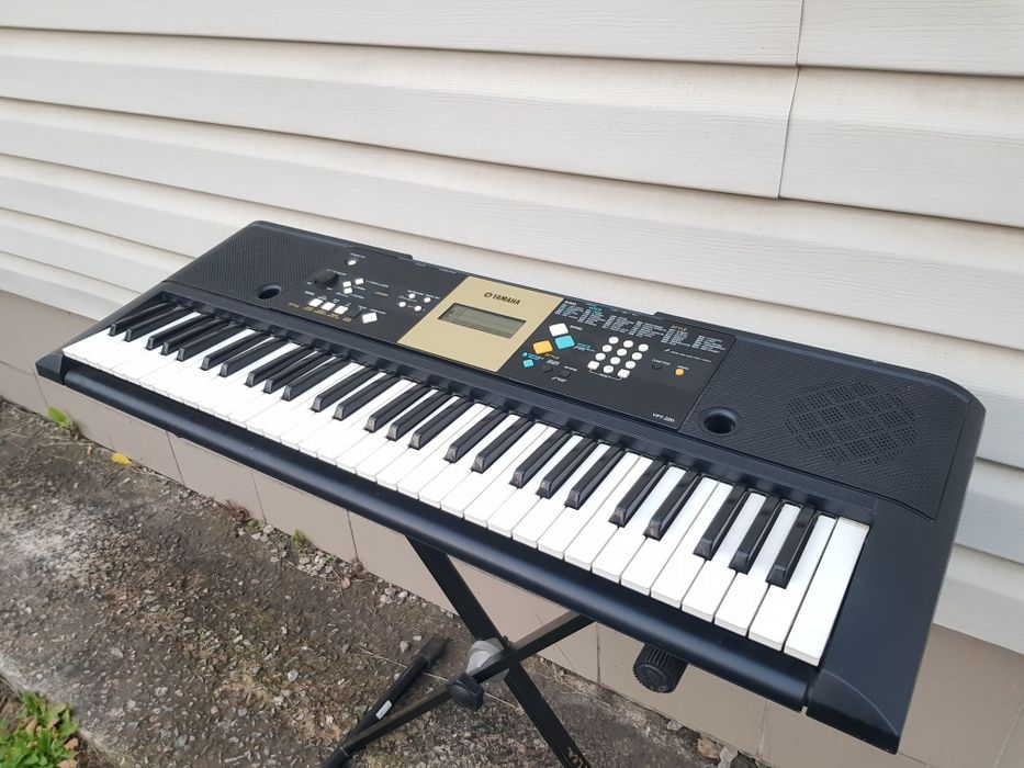 Синтезатор YAMAHA YPT-220/PSR 70 на 61 динамічну клавішу, б/у