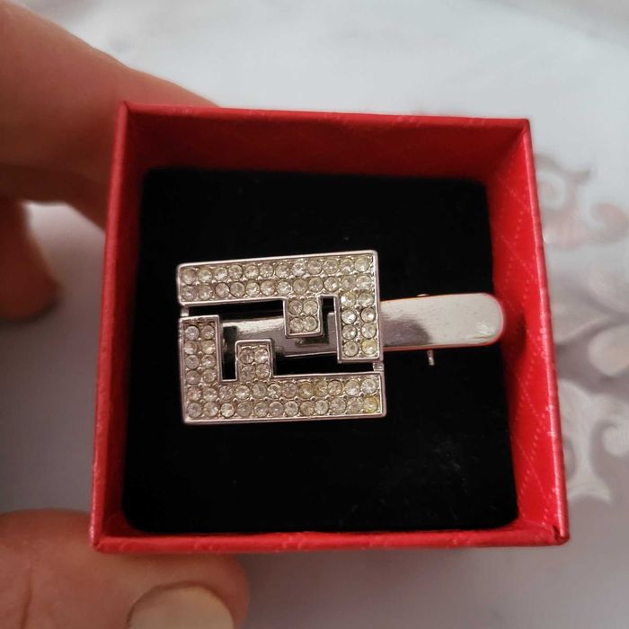 Красивая заколка Fendi
