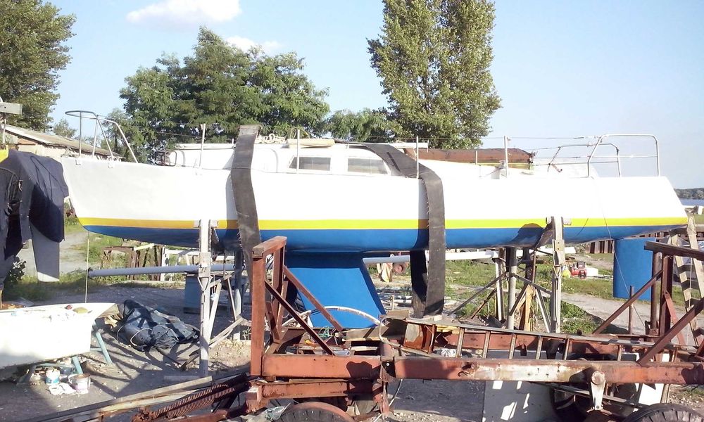 Яхта парусно-моторная