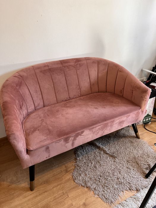 Rózowa sofa welurowa