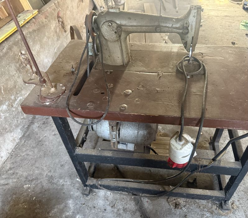 Maszyna przemyslowa (sprawnosc nie znana, stad taka cena)