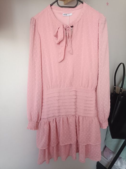 Cropp rozmiar 36 S pudrowa sukienka mini z wiązaniem plumetti