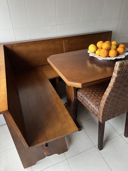 Mesa com banco de canto e duas cadeiras de cozinha/etc, como novo!