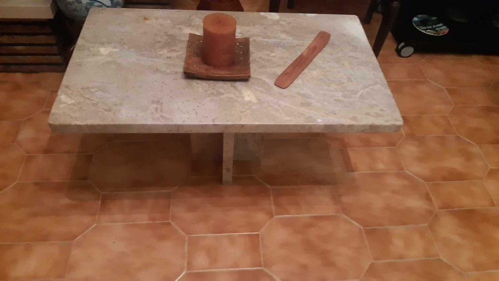 Mesa de sala de estar em pedra