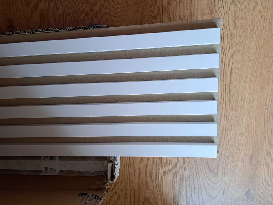 Lamelki białe mat na beżowym filcu