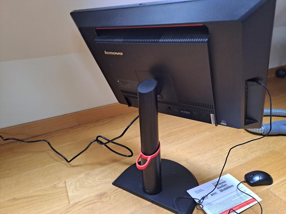 Lenovo ThinkCentre All-in-one i3 12 GB  RAM 500 GB Windows 10 pro