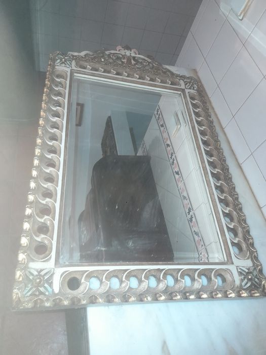 Espelho com Moldura Dourada
