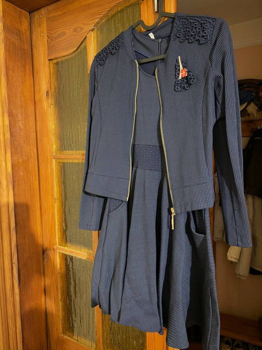 Шкільна форма з брошкою для дівчинки 12-13 років