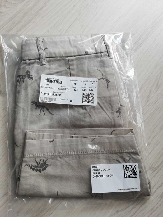 Calções/bermudas menino chino bege estampado dinossauros "H&M"