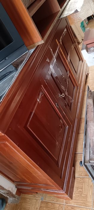 Grande aparador de madeira maciça