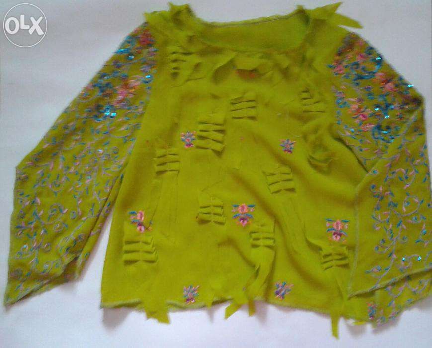 Отличный костюм на праздники на маленькую девочку в отличном состоянии