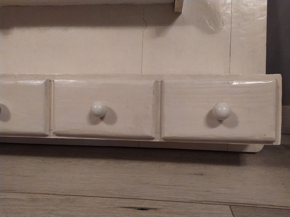 Stara odrestaurowana szafka wisząca kuchenna