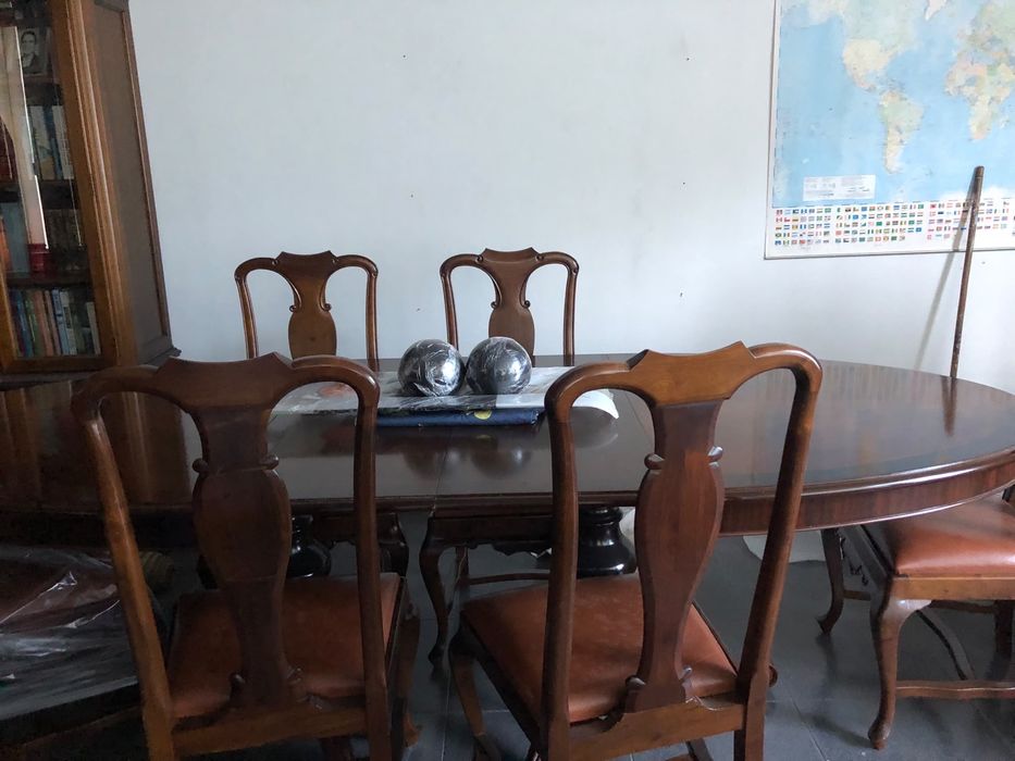 Conjunto de Sala de Jantar de Nogueira: Mesa Oval Extensível (1,80m a 2,60m) + 6 Cadeiras