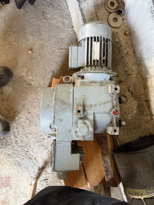 Silnik z prsekładnia / motoreduktorem