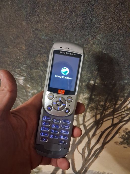 Винтажный мобильный телефон Sony Ericsson S700i.