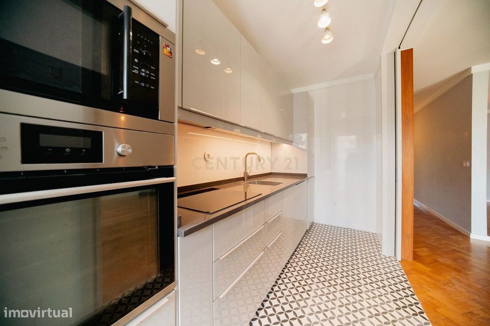 Apartamento T2  na Rua Manuel Carqueja - junto à Praça Velasquez - Por