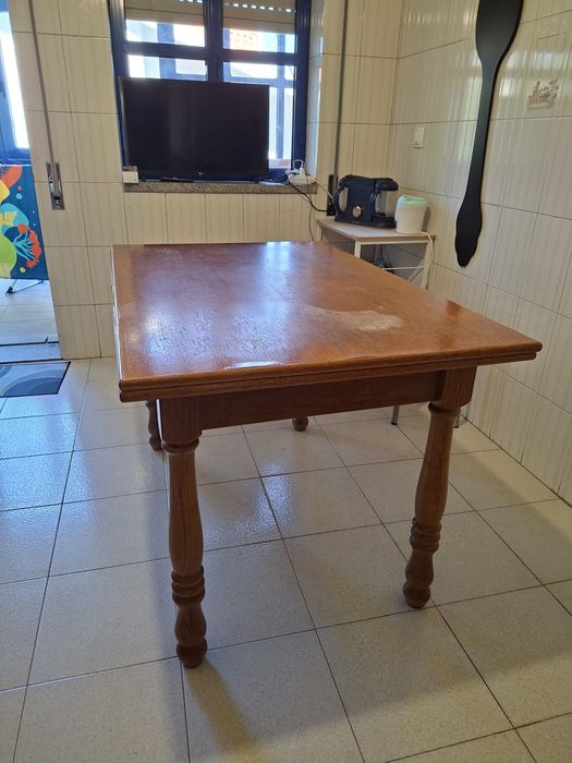 Mesa de madeira  em bom estado