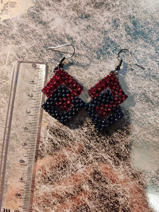 Kolczyki z koralików czerwono czarne kwadratowe