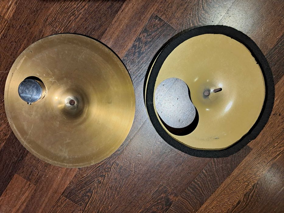 Zestaw elektronicznych blach perkusyjnych.