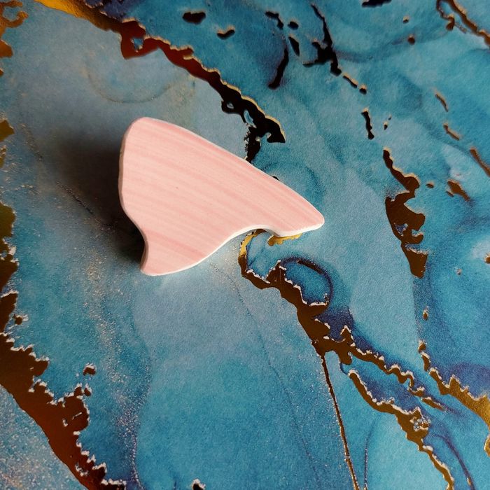 Różowa asymetryczna przypinka