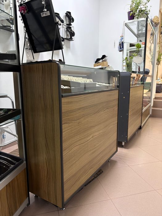 Вітрини  торгівельні оптика прикраси