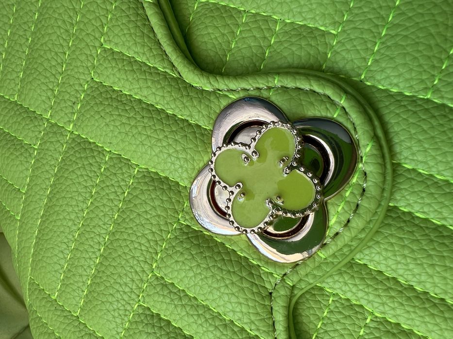 Нова яскрава сумочка