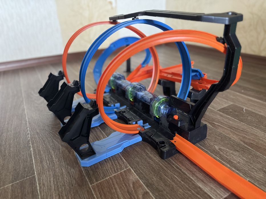Трек Hot Wheels Corkscrew Crash з моторизованими прискорювачами