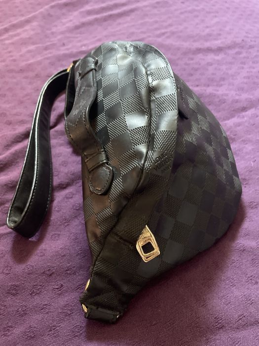 Modna nerka / saszetka w kratkę (styl Damier) – czarna, stan nowy.