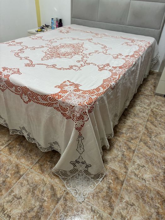 Colcha de linho com bordado rivhelieu