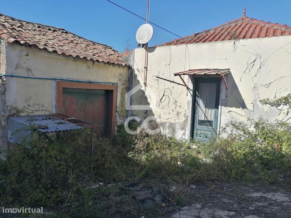 Moradia T2 para recuperar e terreno com viabilidade construtiva, em Ób