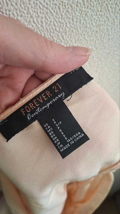 Атласная блузка с голыми плечами Forever 21 , размер С-М