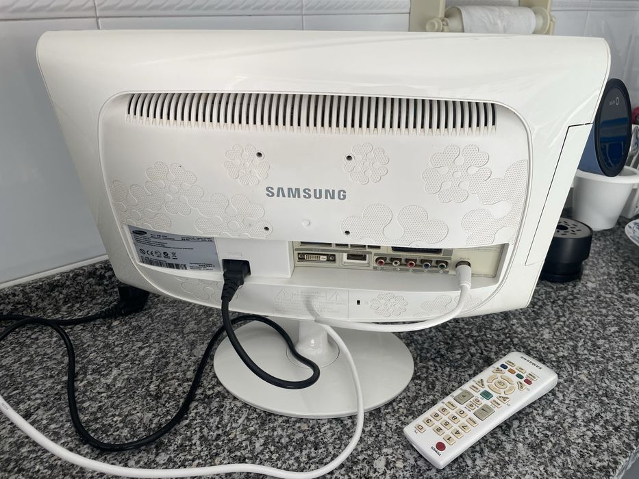 Televisao a funcionar ns perfeicao  45 cm por 30 cm de altura