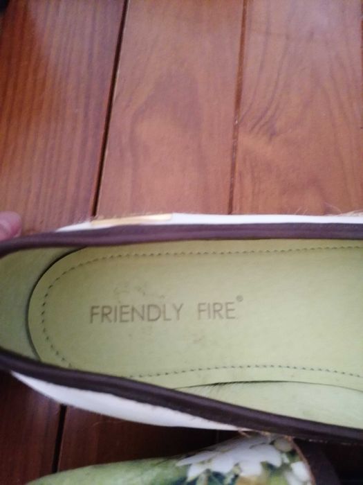 Sapatos novos muito originais em pele e tecido