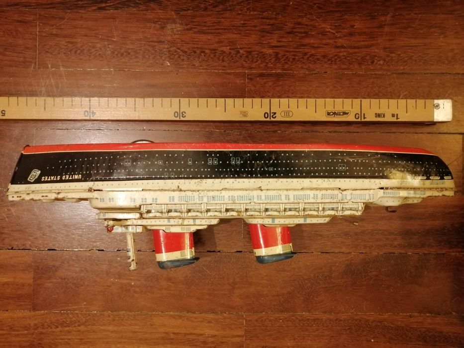 Barco em lata antigo.