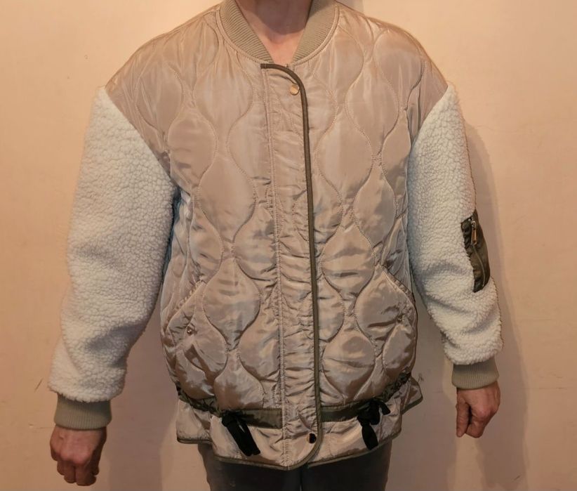 Beżowo biała kurtka damska