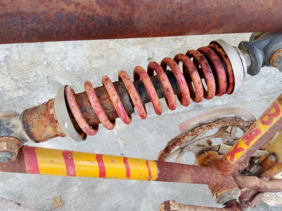 Bicicleta cross e amortecedores antiga