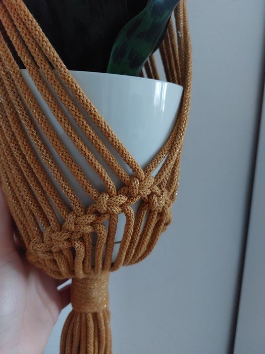 UP zestaw Kwietnik makrama wiszący na ścianie  Musztardowowo złoty