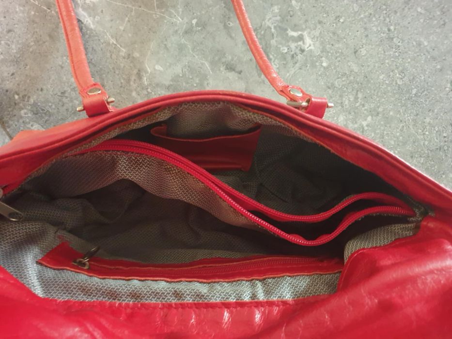 Czerwona torebka skórzana w stylu Prada – elegancka i pojemna