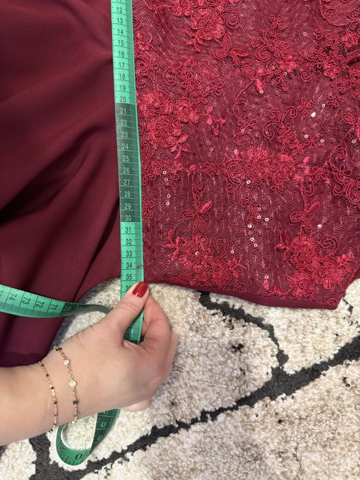 Elegancka bordowa sukienka z koronką – rozmiar 38