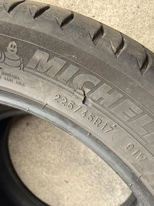 Komplet opon letnich Michelin 224/45 R17 (1 uszkodzona)