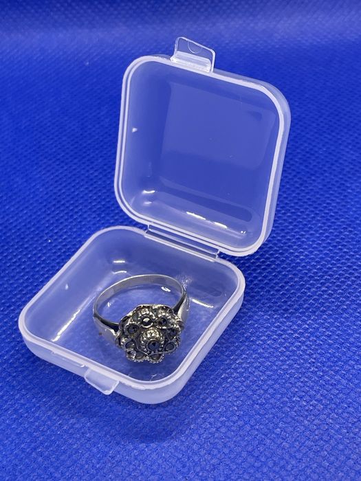 Anel em prata com pedras pretas, imitacção de antigo