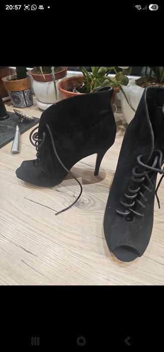 Wyjątkowe zamszowe botki 40