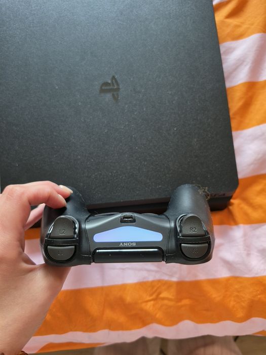 Ps4 Slim 1TB  + comando + 4 jogos