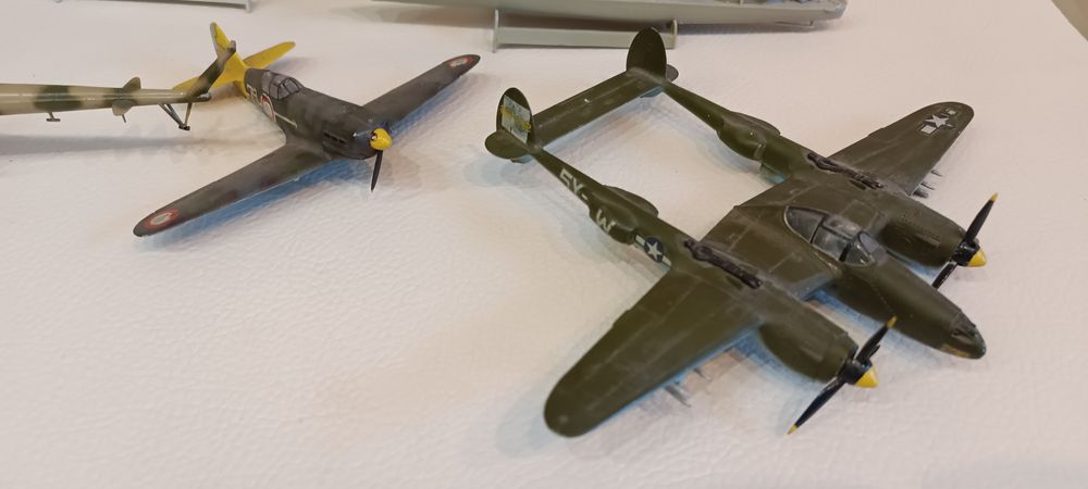 Сборные модели корабли и самолёты.