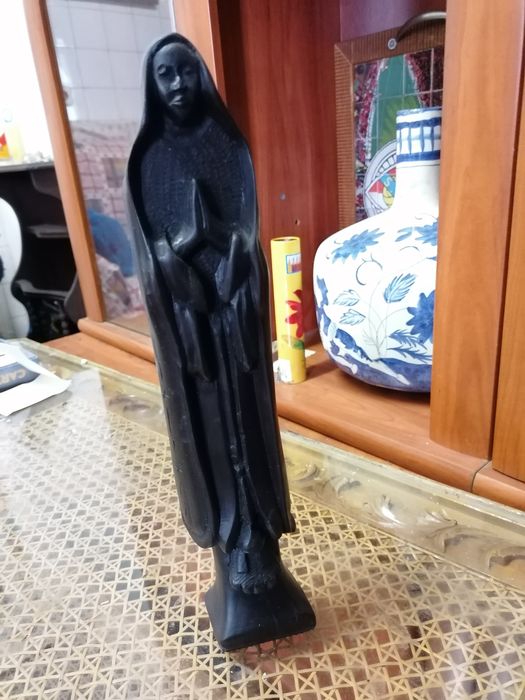 Vendo Santa em madeira preta