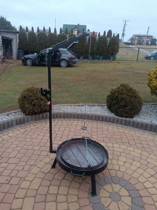 Grill z regulowanym rusztem